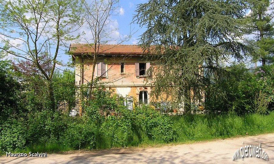 02 Facciata della stazione di Petosino.JPG